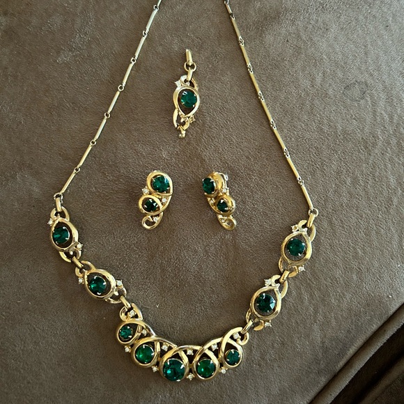 Vintage Emerald Green Necklace, Earrings and Necklace Extender in Gold Tone - Picture 4 of 13
